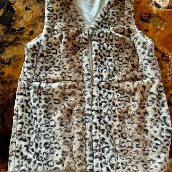 ~REDUCED~NWT XL Faux Fur Vest w two front pockets. - Picture 2 of 5